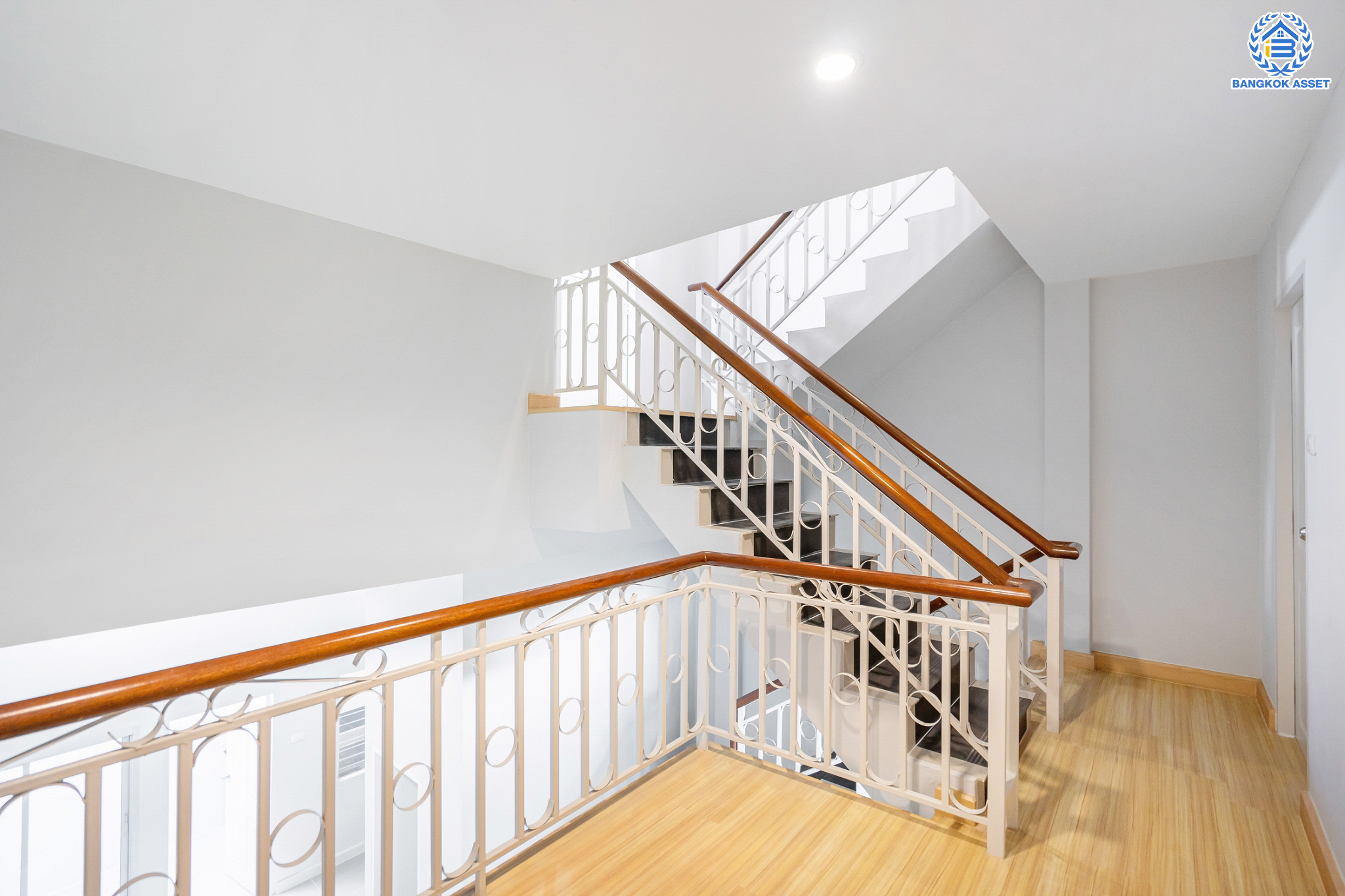 บ้านมือสองตกแต่งใหม่ ม.โรยัลสายไหมวิลเลจ สายไหม ทาวน์โฮม 3 ชั้น เนื้อที่ 20 ตร.ว. ฟังก์ชัน 3 ห้องนอน 4 ห้องน้ำ จอดรถได้ 1 คัน บนทำเลเชื่อมต่อหลายเส้นทาง ถ.รามอินทรา, ถ.สายไหม, ถ.พหลโยธิน, ถ.ลำลูกกา, ถ.สุขาภิบาล5 ใกล้สนามบินดอนเมือง ทางด่วน "รามอินทรา" และรถไฟฟ้าสายสีเขียว "สถานีแยกคปอ."